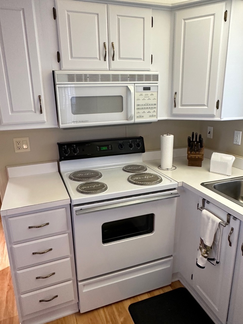 Kitchen 2 Lot 827